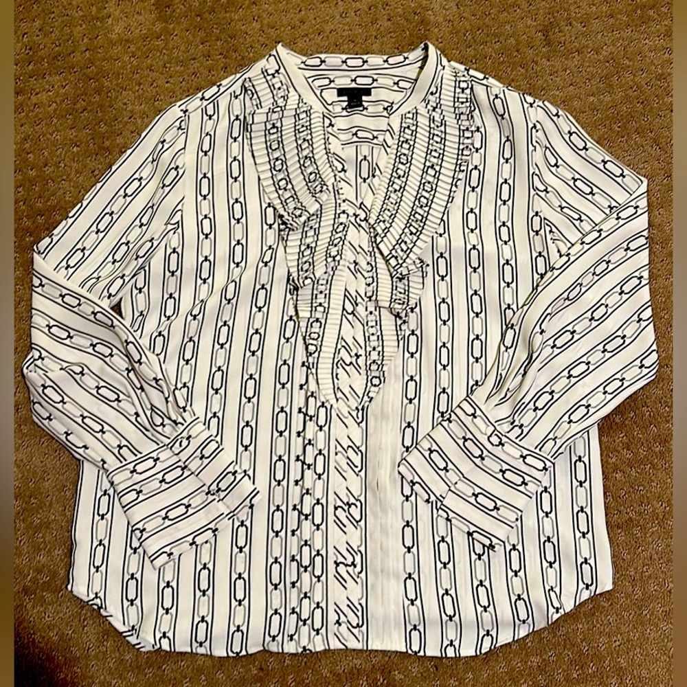 Ann Taylor v neck long sleeved black n white blouse size medium